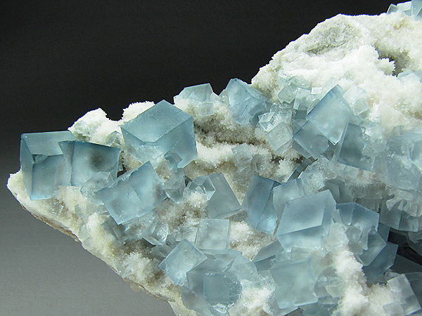 Quartz-type-low-grade-fluorite-ore